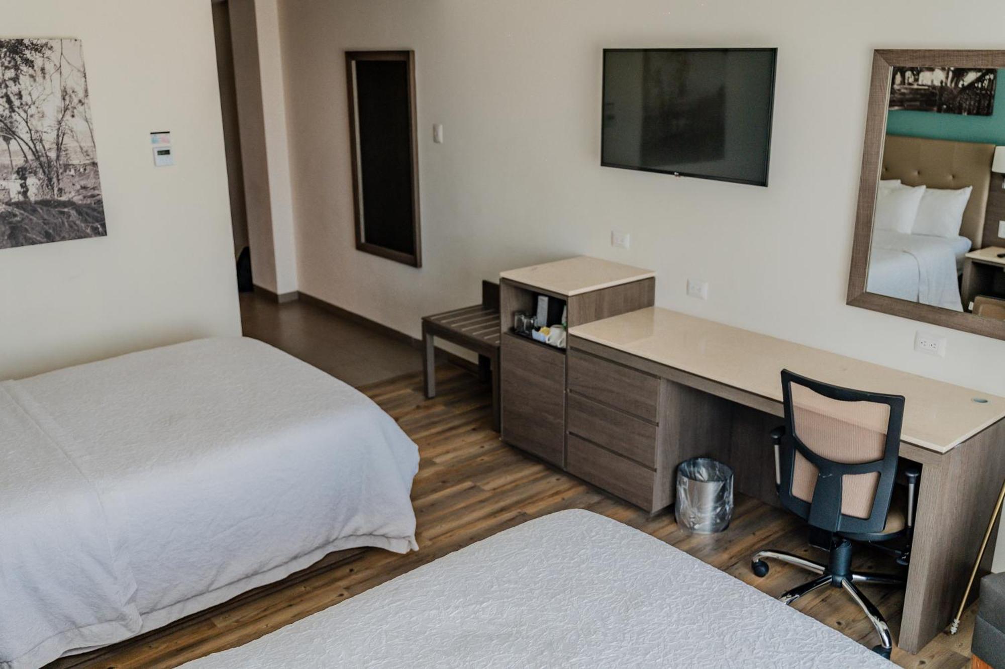 Hampton Inn By Hilton Celaya Exterior foto